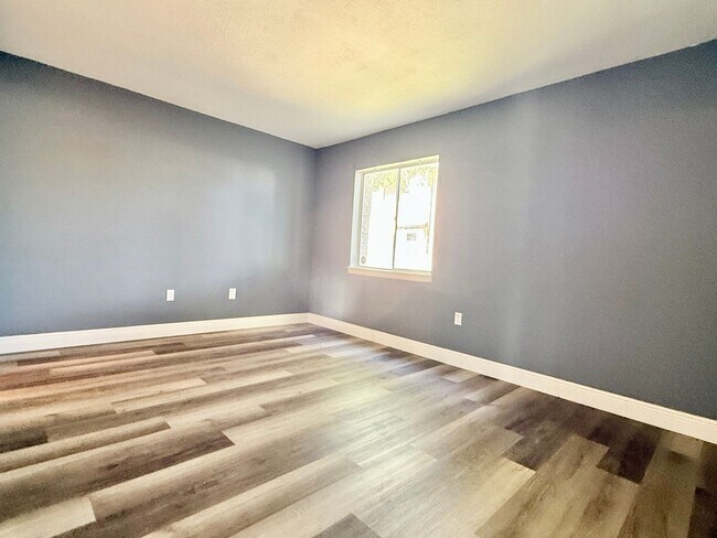 Building Photo - Avalon 2Bedrooms/1Bath Condo with front-row pool view!