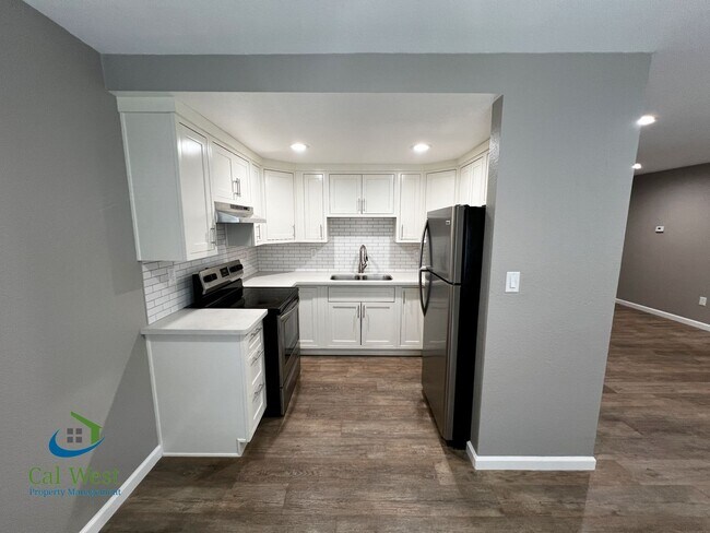 Building Photo - $2695 Remodeled 2 Bed/1 Bath Upstairs Unit