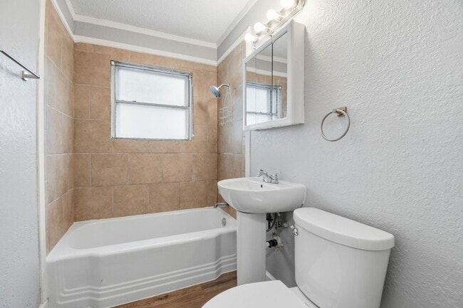 Building Photo - Newly Remodeled | 3 Bed | 1 Bath | Tulsa | Available Now