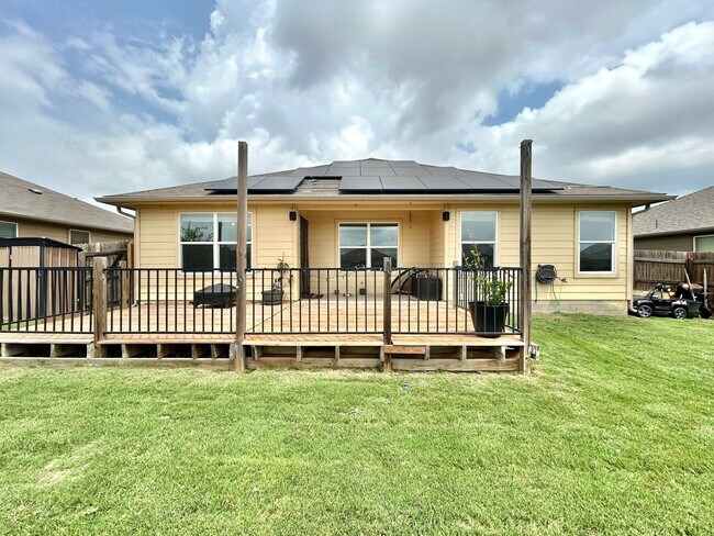 Building Photo - Stunning 3/BR 2/BA Home with Spacious Back...