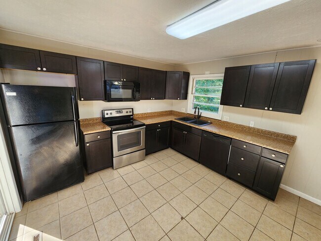 Building Photo - Spacious 3-Bedroom, 1-Bathroom Home AVAILABLE NOW!!