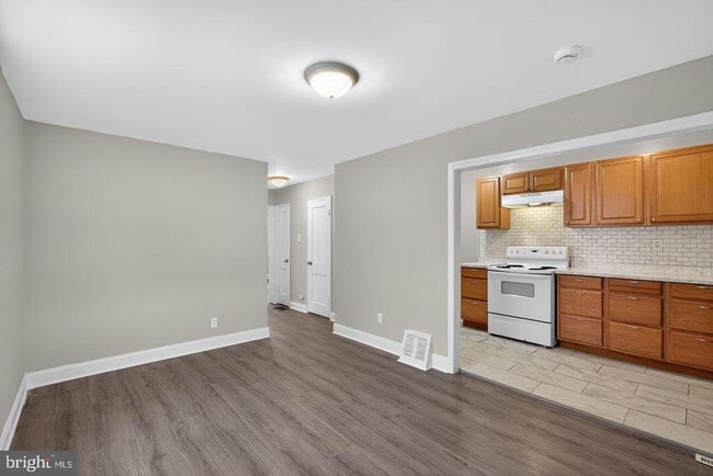 Building Photo - 1001 Burnside Rd