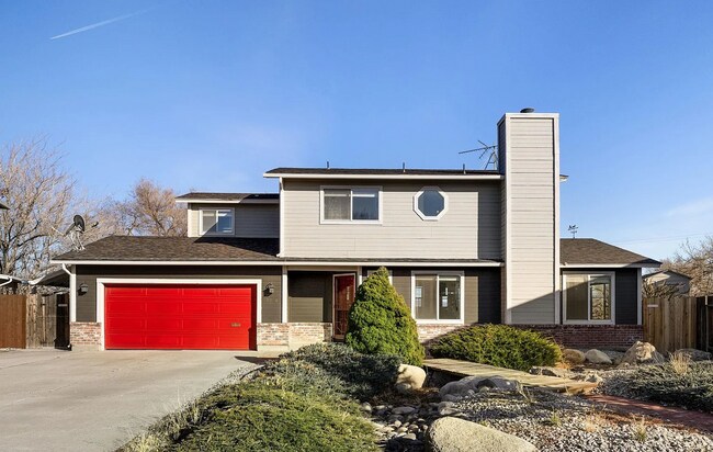 Building Photo - 3 Bed/2.5 Bath House w/ Yard Close to UNR