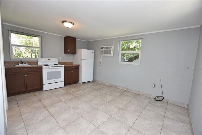 Building Photo - 1321 Mann Rd