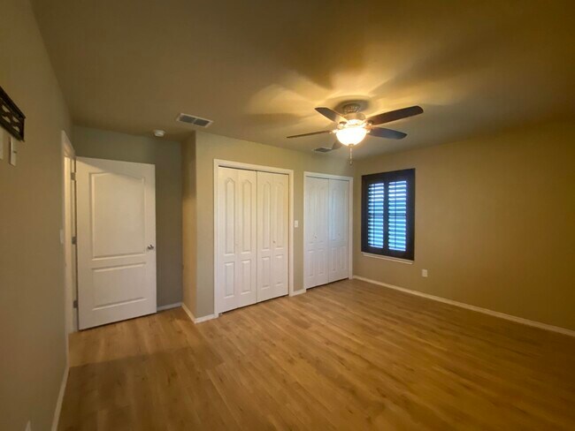 Building Photo - 413 Windmill Palm Dr