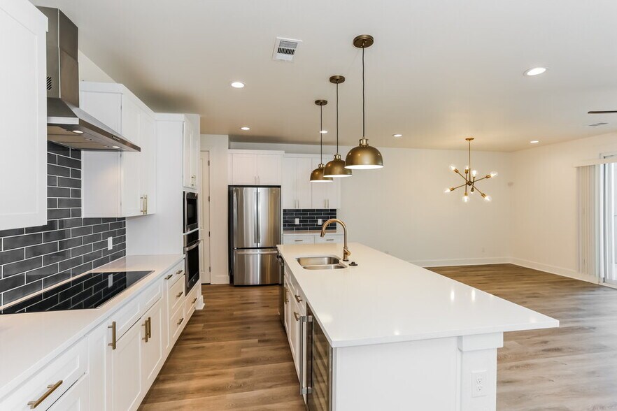 Building Photo - 7177 9th Hole Dr