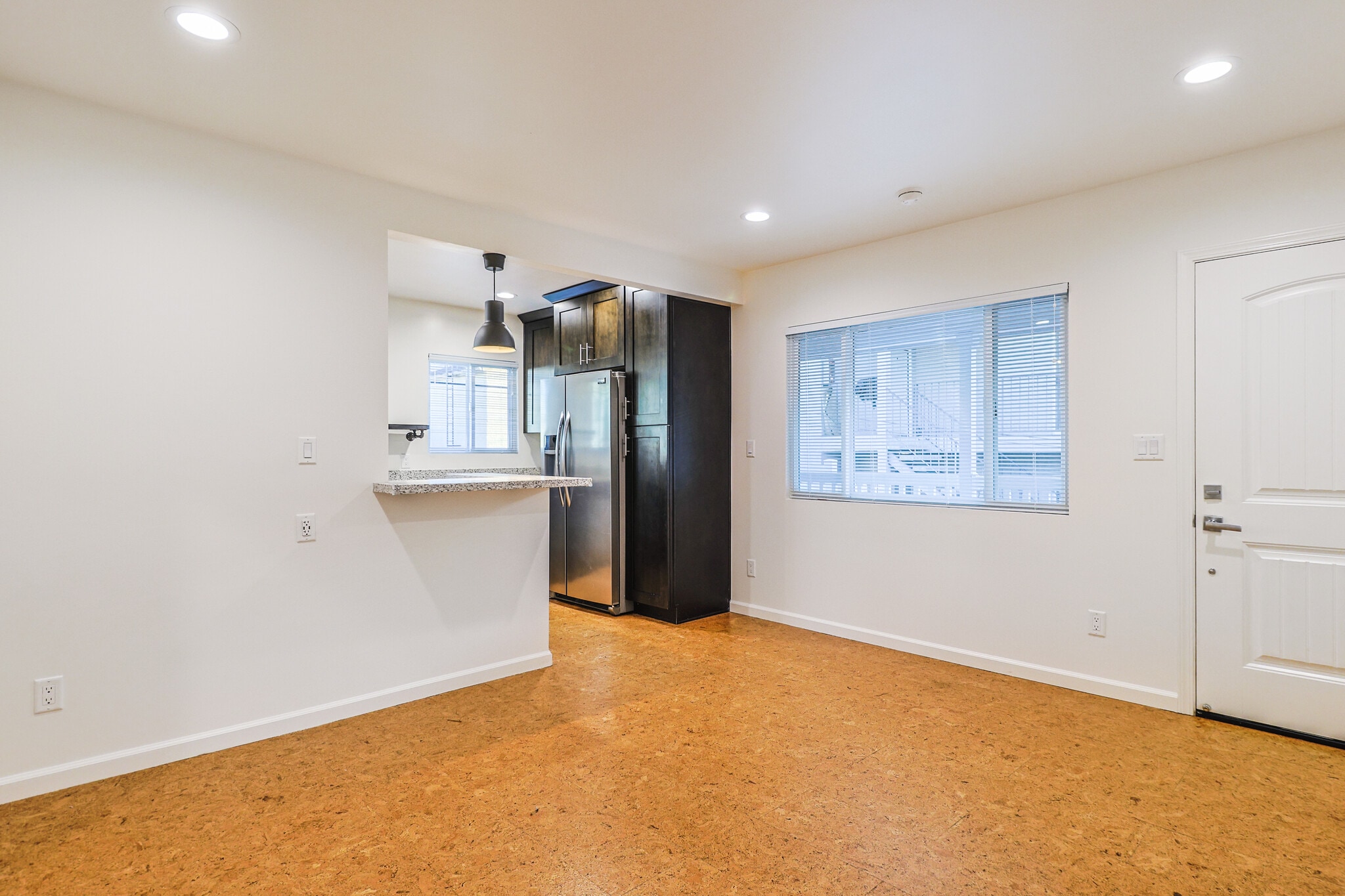 Building Photo - 256 W Tujunga Ave