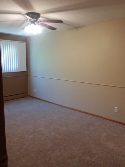 Building Photo - 3246 Douglas Dr N