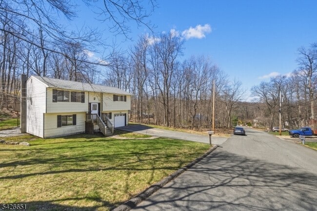 Building Photo - 15 Karen Rd