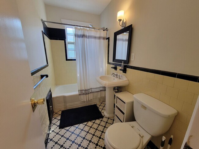 Building Photo - 56 Elm St