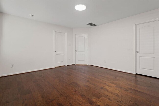 Building Photo - 16422 Sheffield Run Dr