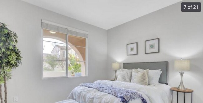 Building Photo - End Unit Townhome with Privacy and Lots of...