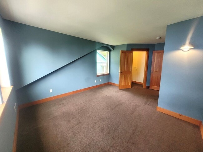 Building Photo - Beautiful South Hill Home with Bay Views 3...