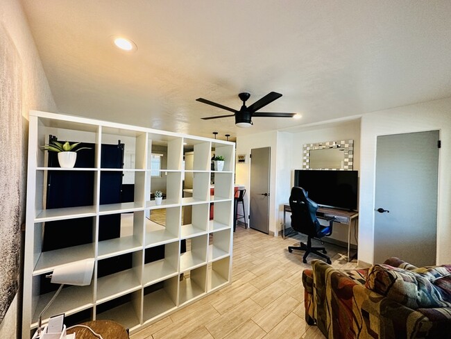 Building Photo - $400Off First Month's Rent! Designer Fully...