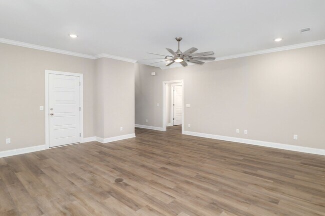 Building Photo - 204 Pineland Dr