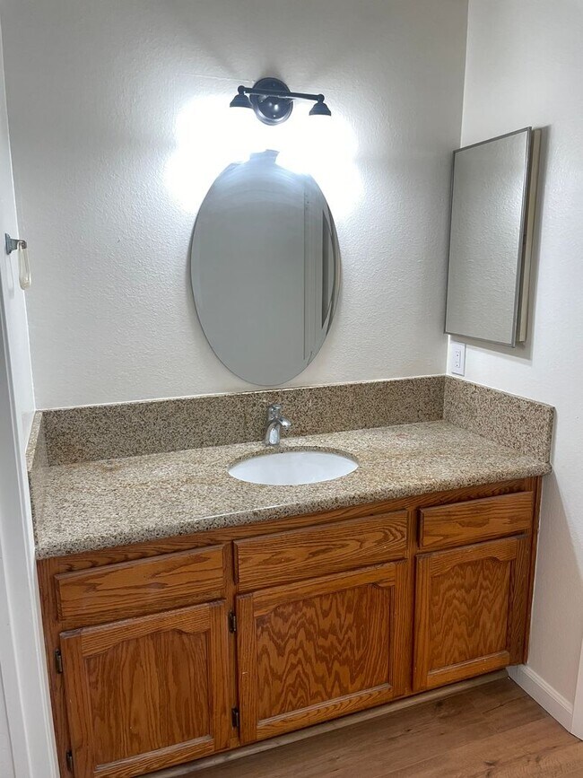 Building Photo - 3 Bedroom, 1.5 Bath Home in Parkway Neighborhood