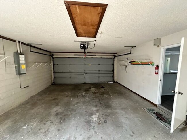 Building Photo - Beautiful home with backyard!