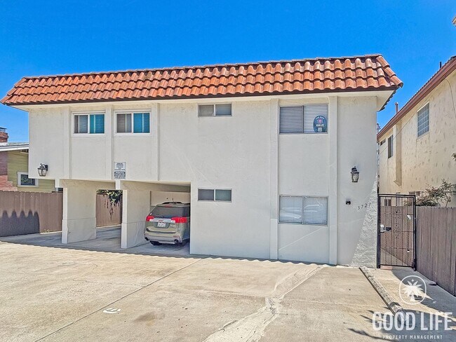 Building Photo - Comfortable 1BD/1BA Upper-Level Condo in North Park with Reserved Parking & On-Site Laundry