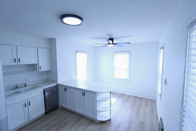 Building Photo - 774 E Archwood Ave