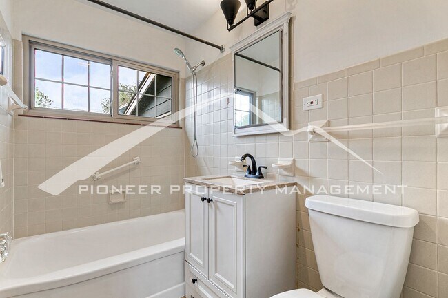 Building Photo - Cozy House with Central A/C and Fenced Back Yard