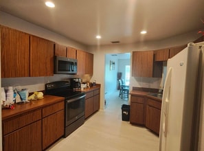 Building Photo - 616 White Water Dr