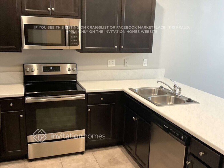 Building Photo - 3353 SE 2nd Ct