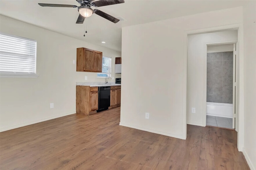 Building Photo - Room in House on Houghton Ave