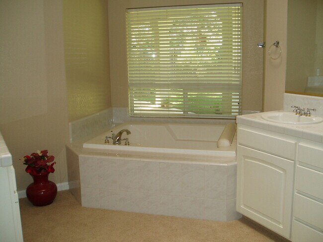 Building Photo - Beautiful 4 Bedroom home in the Clovis District