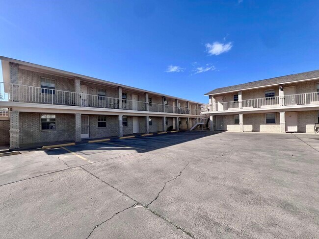 Building Photo - 216 E Cherry Ln