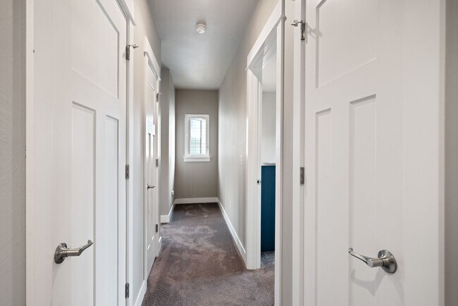 Building Photo - Modern 4-bedroom 3-bathroom Home