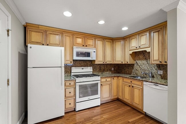 Building Photo - 305 Pine St