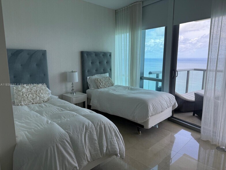 Building Photo - 17121 Collins Ave