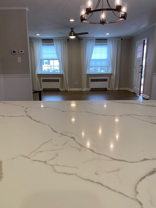 Building Photo - Gorgeous 3-Bedroom Townhouse in Ardmore! Available mid-September!