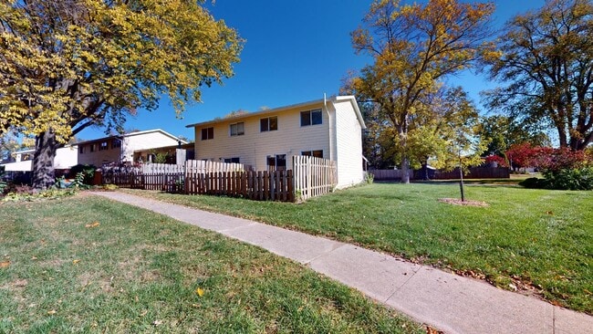 Building Photo - Cute 3 Bedroom Townhouse in SE Ames