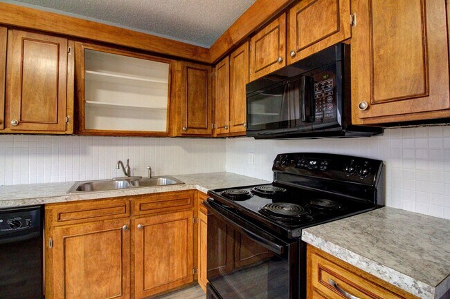 Building Photo - Charming 4 Bedroom Home!