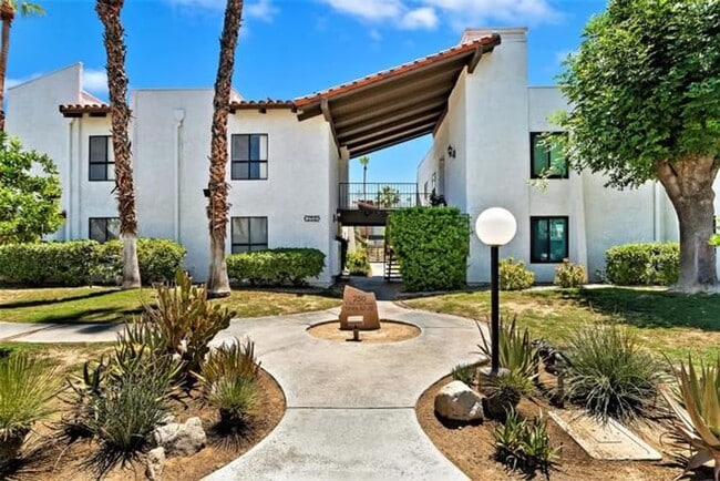 Ground floor, corner unit just steps from large pool/spa area - 250 E San Jose Rd