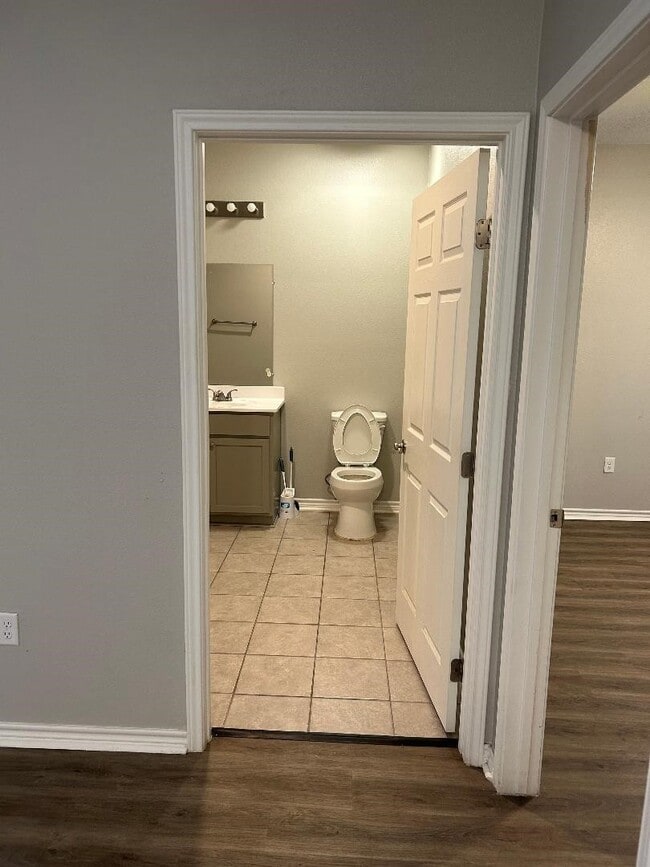 Building Photo - 8602 Alsuma St