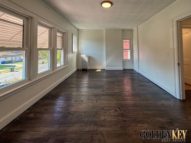 Building Photo - Beautifully redone large 3 bedroom home!