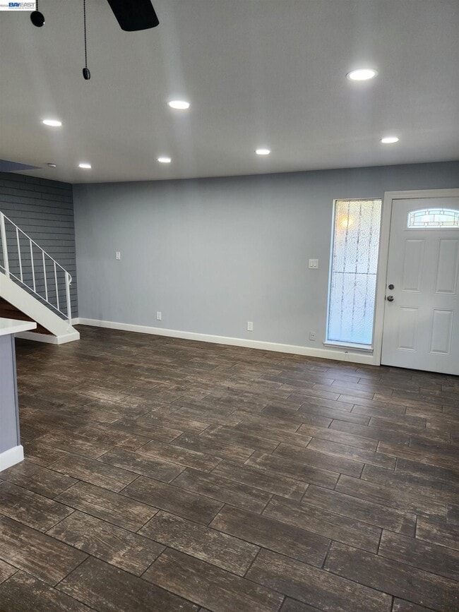 Building Photo - 4985 N Holt Ave