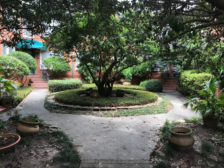 Courtyard - 1214 Bartlett #15