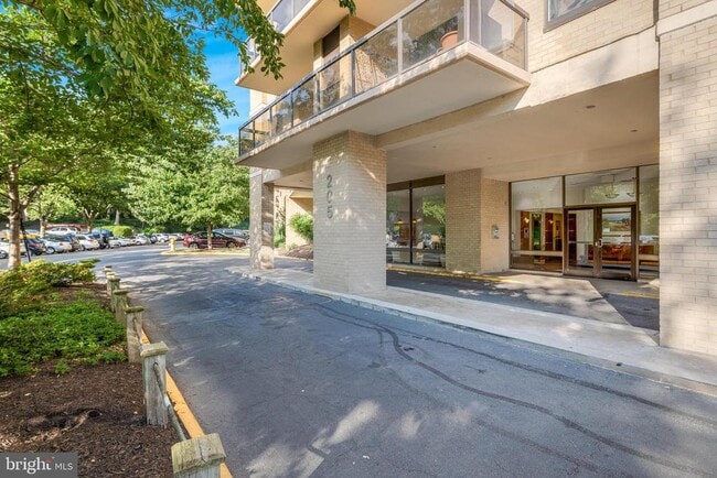 Building Photo - 307 Yoakum Pkwy