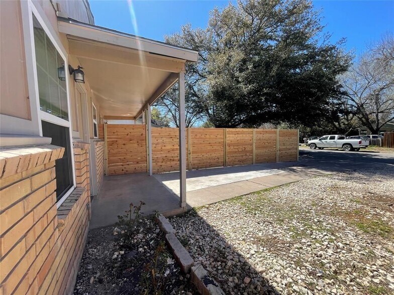 Building Photo - 1115 Brookswood Ave