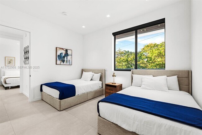 Building Photo - 2572 NE 182nd Terrace