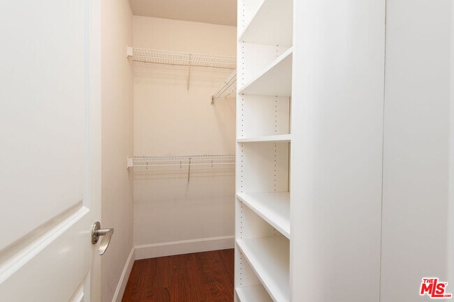 Building Photo - 10982 Roebling Ave