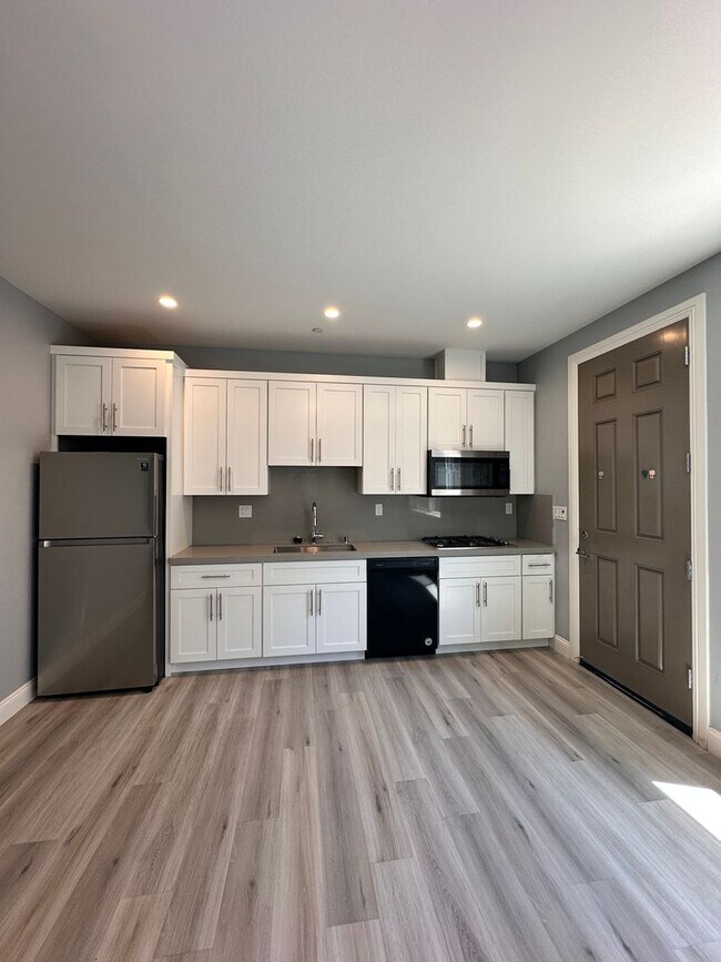 Building Photo - Attached separate first floor 1-bedroom, 1-bathroom suite