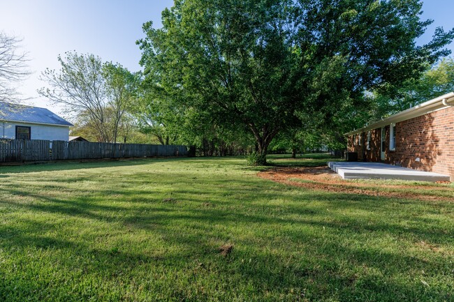 Building Photo - 110 Greenwood Cir