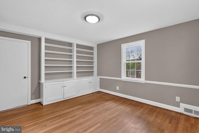 Building Photo - 7215 Rollingwood Dr