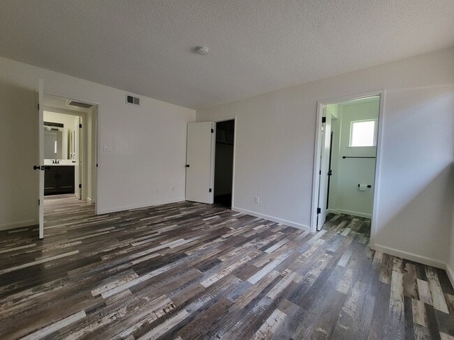 Building Photo - Adorable UPDATED 2bd/2bth duplex in Sacramento!