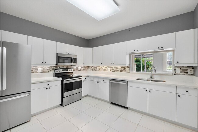 Building Photo - 9664 Royal Palm Blvd