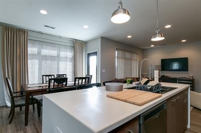 Building Photo - Luxury Townhome in Colbert Hills Golf Course Area!